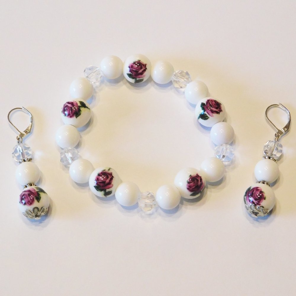 Handmade White Floral Stretch Bracelet & Earrings - 7.25"